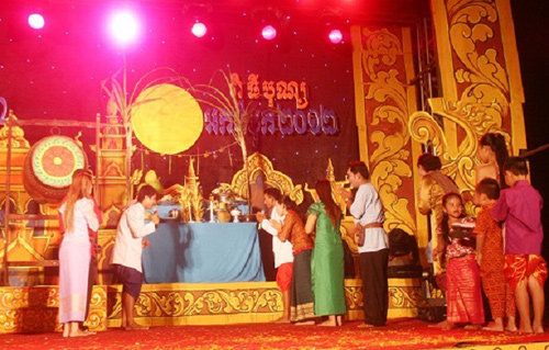 Cúng trăng - Lễ hội Ok Om Bok 