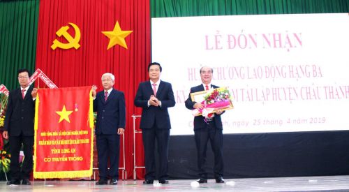 Lãnh đạo Tỉnh trao cờ truyền thống nhân dịp kỷ niệm 30 tái lập Huyện Châu Thành và đón nhận Huân chương lao động hạng 3